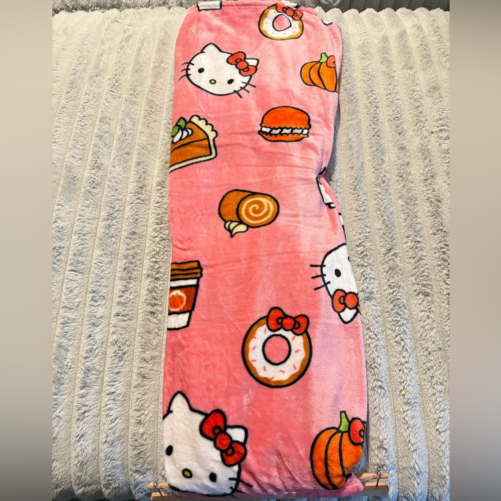 NWT Hello Kitty Pink Twin Cloud Throw Blanket with Cute Food Print Soft Plush